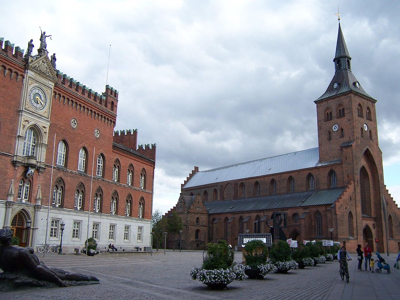 1280px Odense Rathaus und Dom
